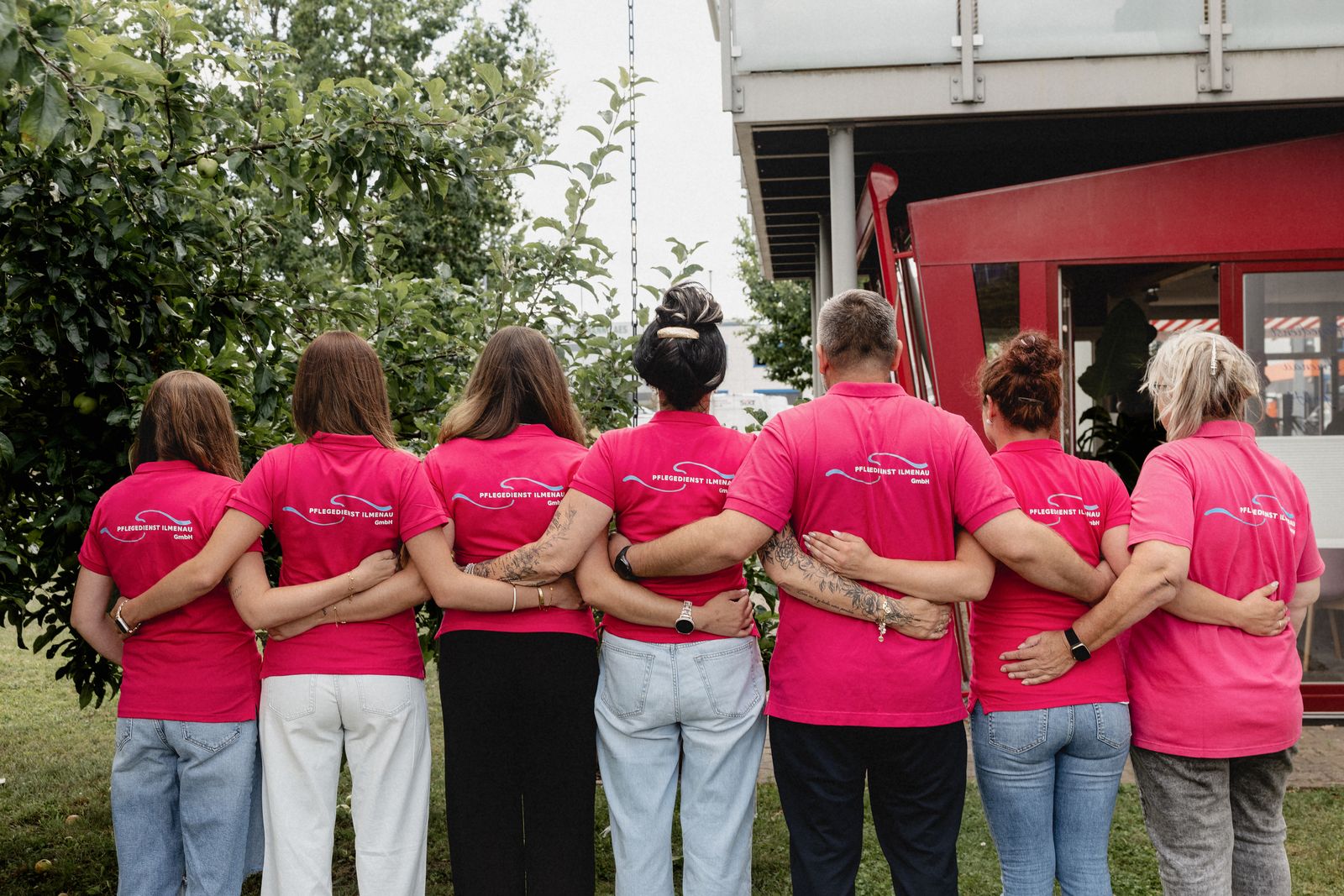 Das Team der Pflegedienst Ilmenau GmbH - Arm in Arm